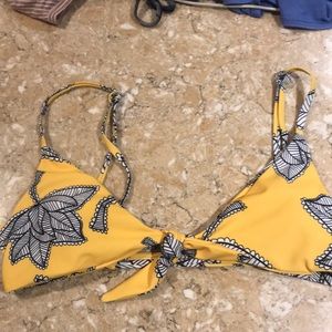 bikini top never worn with adjustable straps